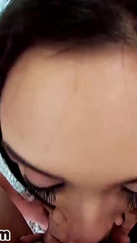 Sexy latina-teen Lilly Hall pOV blowjob und spermaschlucken