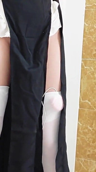 แฟนสาวรับบทเป็นแม่ชีที่ถูกใส่กุญแจมือและล่ามโซ่ ถูกมัดกับโครงเหล็ก