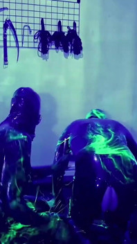 Gummi-Doppelfisting mit Uv Schleim