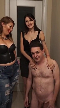 Deux Bombasses Sexy Dominent Un Mec Nu À Genoux En Soumission