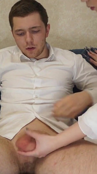 Kámoš anál šuká kočičky na gauči a vystříká se jí do zadku