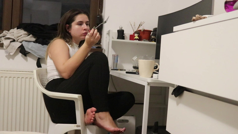 NipsAndStrips: Masamda yemek yerken osuruyor