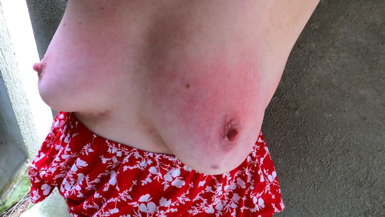 Bouncy Tits Action: Набухшие красные сиськи на стройке