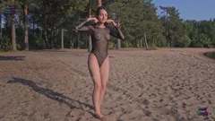Thoát y trên bãi biển. Cơ thể ướt át