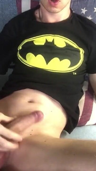 Atemberaubender twink zeigt seine schwangere und wichst bis zum abspritzen