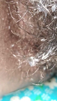 Desi Indische milf toont haar geweldige grote borsten en poesje tijdens het baden