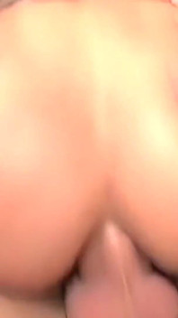 부드러운 록시 Jezel은 선교사의 친밀한 섹스를 위해 섹스 토이 연습으로 애널 꽃을 훈련했습니다.