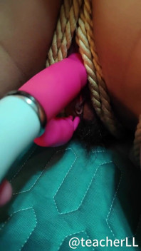 Legato strettamente e poi penetrato con un vibratore
