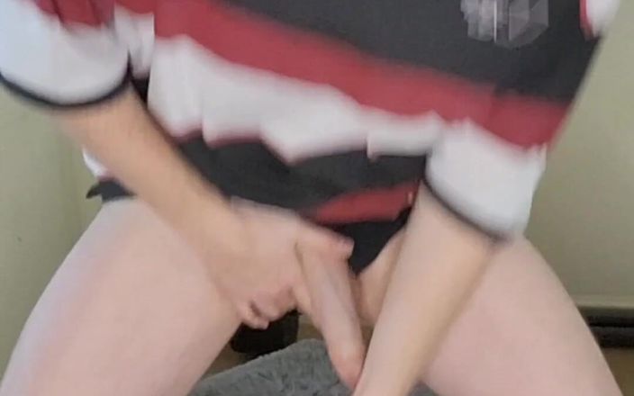 Twotwinkhusbands: 英国小伙子ryan炫耀他的怪物鸡巴