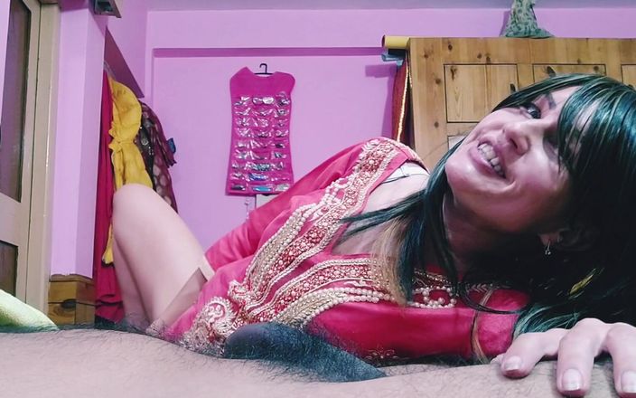Bolly Karma: Una ragazza super hot mostra la sua figa e succhia...
