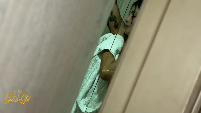 Salome Gil: 熟女——我性感的继母抓到我在偷看她，给我上了真正的性爱课