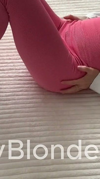 Blondýnka přišla na návštěvu po tělocvičně, aby ji ošukali do jejího těsného zadku.