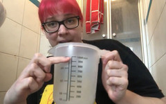 Abby Strange: おしっこベット、1リットルの小便をすることができます