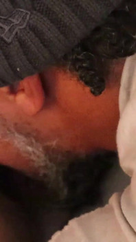 Une grosse MILF en peau de lumière reçoit un creampie