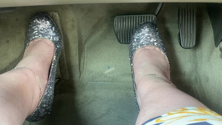 BellaBlast: Mengepam pedal dalam 5 dalam kasut tumit