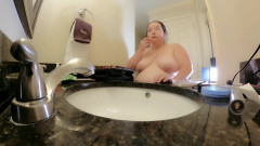 SexyNEBBW: Толстушка готовится к макияжу