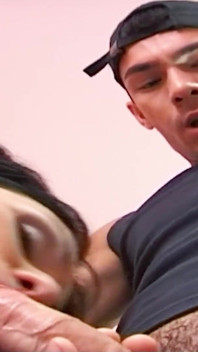 สาวประเภทสองลาตินร้อนแรงโดนเย็ดตูดด้วยถุงยางในทางเดิน