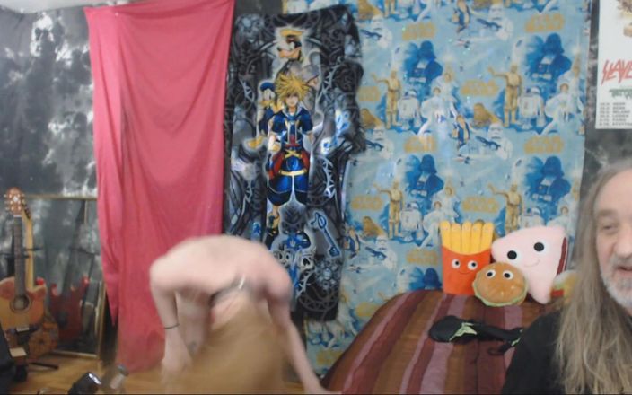 GamerGirlRoxy: Mädchen macht striptease mit viel tanzen