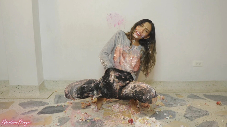 MartinaMagni: I Destroy My Clothes and Three Cakes