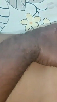 Une jeune voisine reçoit un massage à poil complet à sa femme -6