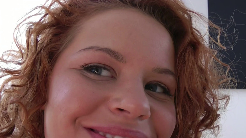 Pornobello: Cute Sunny: młoda, owłosiona cipka, miłośnica ostrego seksu analnego