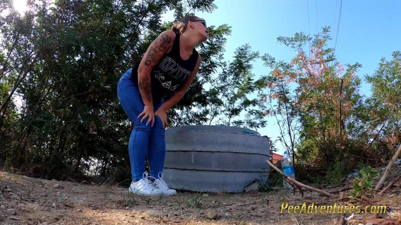 Pee Adventures: Fitness outdoor makes her pee in her collants