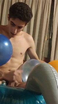 Party-ballons auf meinem aqua Blue aufblasbarem einhorn blasen