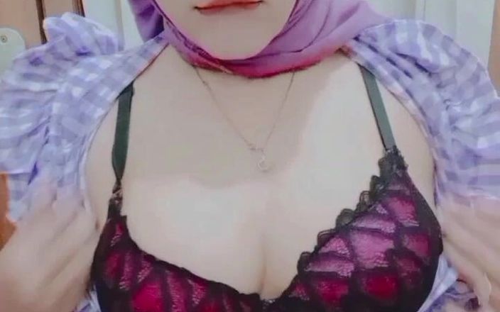 Shine-X: 吉隆坡女人的病毒紫色头巾挤压她的乳房和自慰