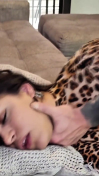 私の友人はあなたをだましています、私にあなたのお尻をください、そして私はあなたに誰を教えます