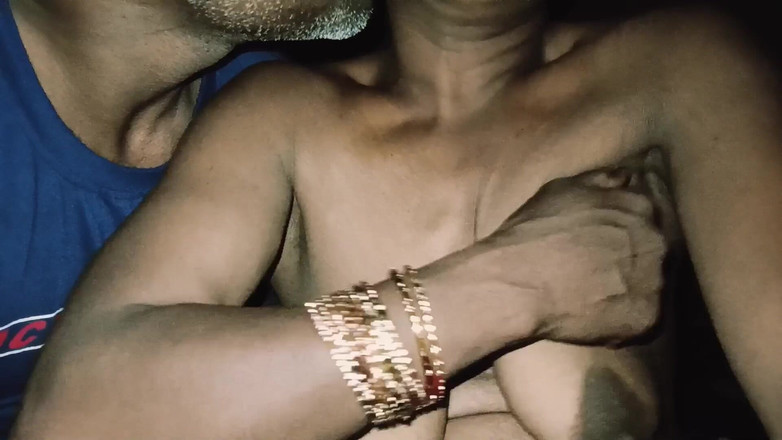 Ghazipur Uttar: देसी पत्नी युवा प्रेमी के साथ बाहर चुदाई कर रही है