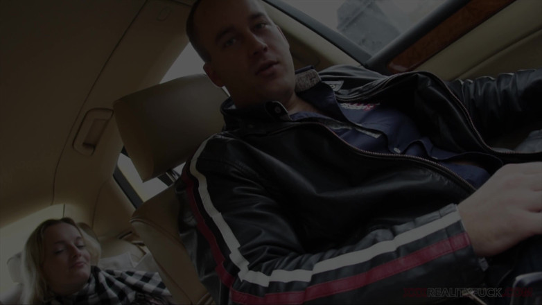 Czech Pornzone: Surprise pour la Saint-Valentin dans une station-service avec Victoria Pure