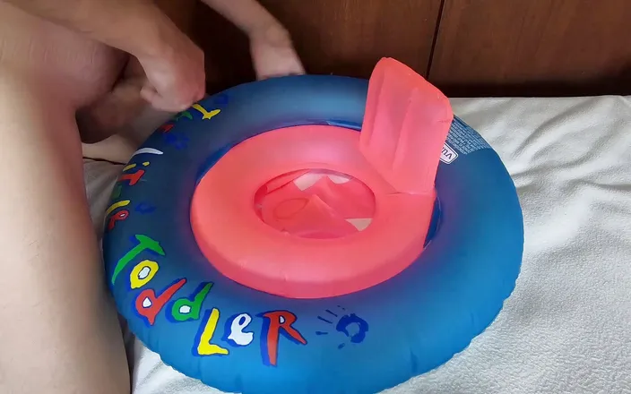 Inflatable Lovers: Playing with inflatable swim ring