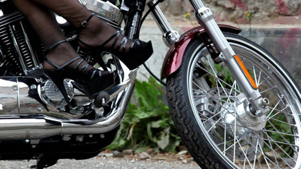 Public Entertainment: Hot MILF ci mostra il suo corpo in bici