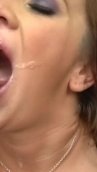 Kwijlende diep in keel Ahegao - natte pikaanbidding overvloei