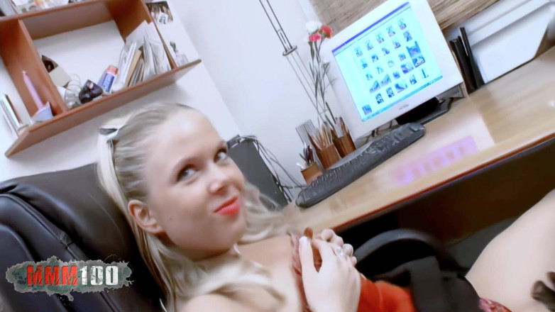 MMM100: 일렉트라: 알몸이 된 발정난 금발 일렉트라