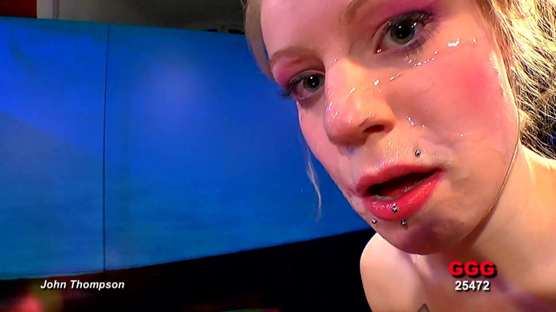 Fuck cumshot party: GGG Джон Томпсон - крошка показывает возбужденные движения, наслаждаясь хуями трахая жесткий гэнгбэнг