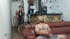 Swingersamateur40: Přistihnu svého nevlastního bratra při masturbaci a nepromarňuju příležitost pomoci...