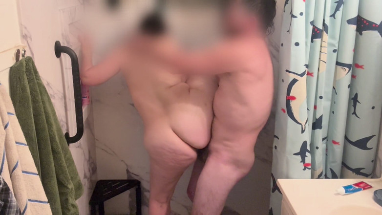 Wettywest: Strecurându-mă la dușul surorilor mele vitrege