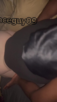 Ma femme me suce la bite pour se faire baiser mieux et me dire que la bite noire est la meilleure