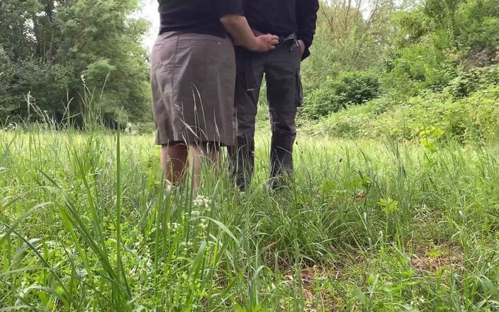 OurFetishLife: Mientras mi suegra se masturba en la naturaleza, yo también...