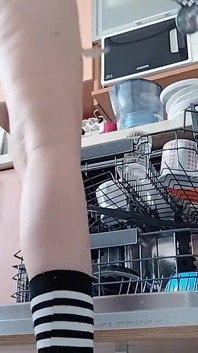 Pepek si rambut coklat berbulu, tetek besar, wanita berbulu sensual di dapur. Ibu seksi, pepek berbulu, pantat besar