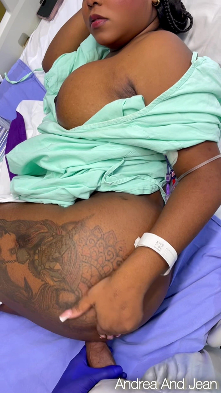 AndreaAndJean: Tesão médico, fode seu paciente, e deixa seus peitos cheios...