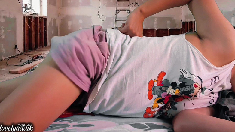 Lovelyaddik: Filipina MILF Waiting for Workers Under Construction Room