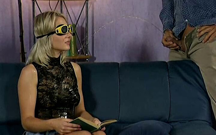 Magmafilm: Několikrát pomalu a pěkně močím do obličeje, do pusy a...