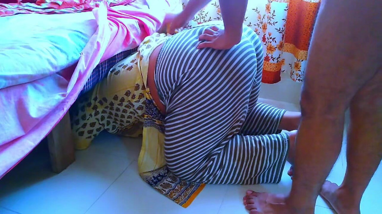 Aria Mia: Indická muslimská Bhabhi uvízne pod postelí při úklidu domu