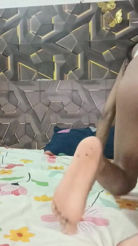 Il fratellastro mi scopa per la prima volta nella mia stanza