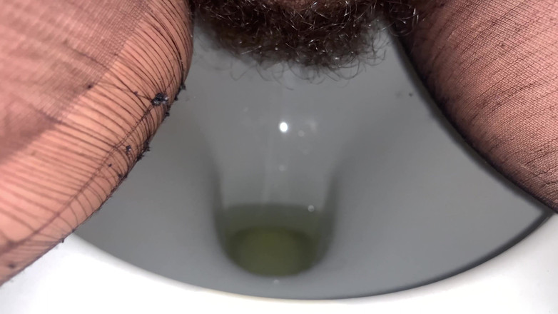 CoppiaCollant: Tante seksi ini kencing di toilet sebelum nyepong kontolnya