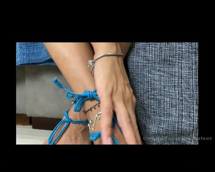 KiffaFeet: 脚出轨和脚挑逗她性感的蓝色凉鞋和蓝色指甲