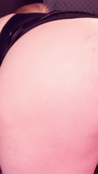 Mostrando el coño con 7 piercings. Burlas con cuerpo con curvas. Arya Grander