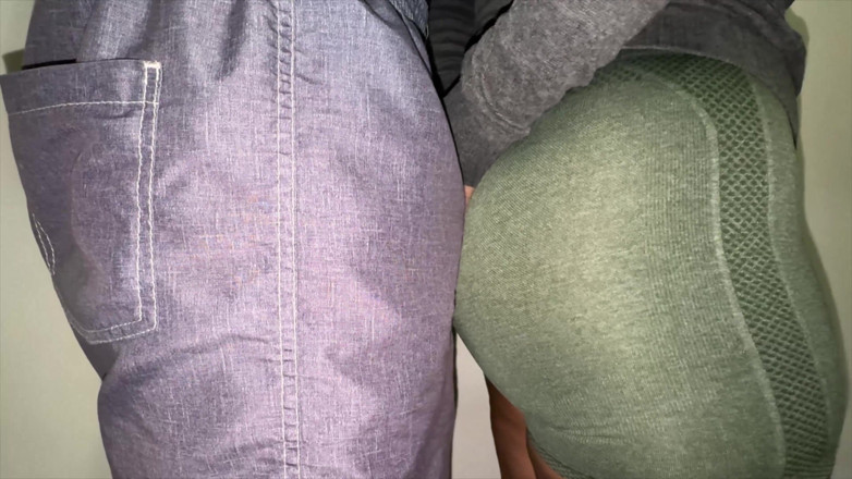 CoupleOfHotSins: Dia secara tidak sengaja menyentuh batang besar orang asing dalam...